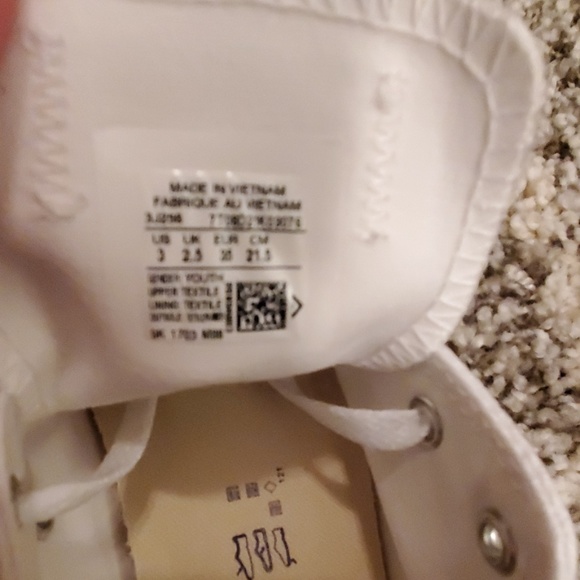 Converse White Sneakers Size 3 - Picture 7 of 8